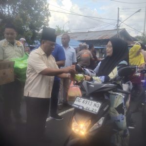 Bersama Unsur Forkopimda Lainnya, Bupati Halut, Piet Hein Babua Berbagi Takjil di Galela