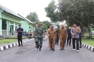 TNI-Polri Bersinergi Dengan Pemda Halut Bagikan Takjil Kepada Masyarakat