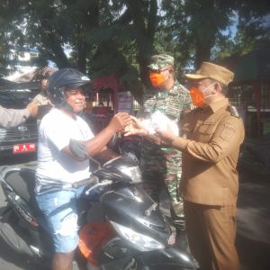 Bersama Unsur Forkopimda Lainnya, Bupati Halut Terjun Langsung Bagi-Bagi Masker Untuk Warga di Jalan