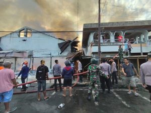 Sinergi TNI, Polri, dan Instansi Terkait Dalam Penanganan Kebakaran di Tobelo