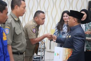 Terharu Atas Usaha dan Kerja Keras Para Petugas, Bupati Halut, Piet Hein Babua Beri Penghargaan