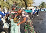 Sinergi Koramil 1508-01/Tobelo dan Perangkat Desa, Siswa SMK Mia Bato Bersama Warga Bersihkan Pantai