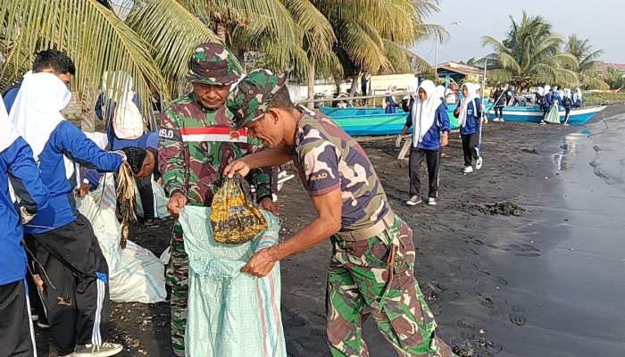 Sinergi Koramil 1508-01/Tobelo dan Perangkat Desa, Siswa SMK Mia Bato Bersama Warga Bersihkan Pantai